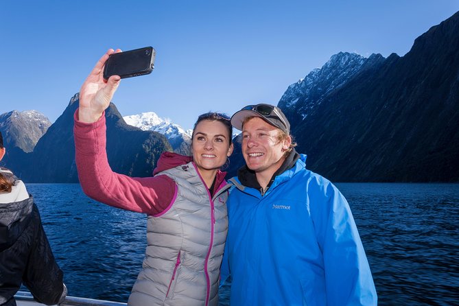 2-Hour Milford Sound Scenic Cruise - On-Board Comfort: Tea, Hot Chocolate, and Real Viewing Space