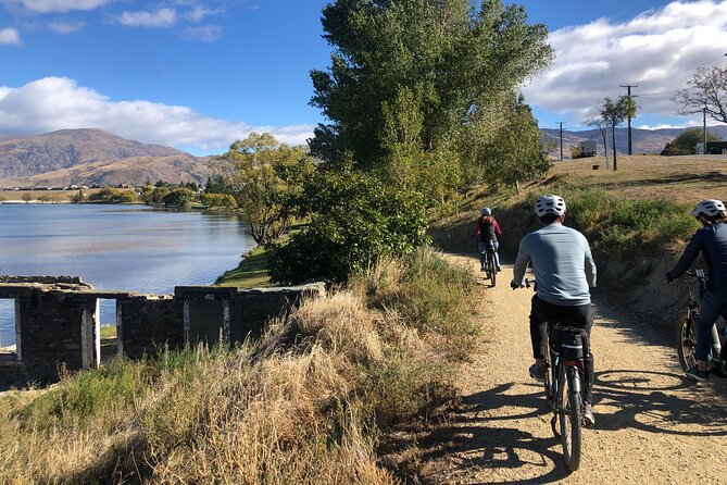 ebike tour lake Dunstan wine tasting - Along the Kawarau arm to Bannockburn bridge: the 7 km link that sets up wine country