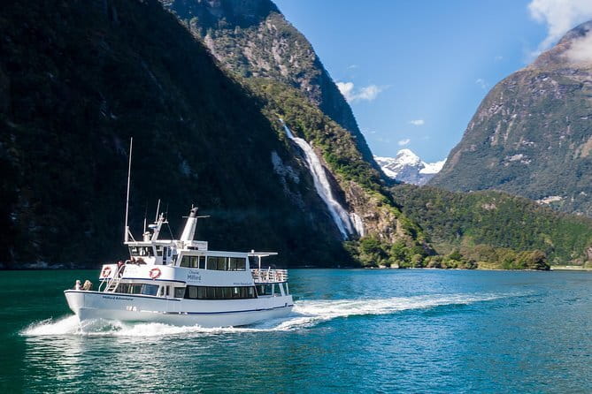 Queenstown Gin and Whiskey tours - Rifters Tasting Room: 25 minutes to compare local gins