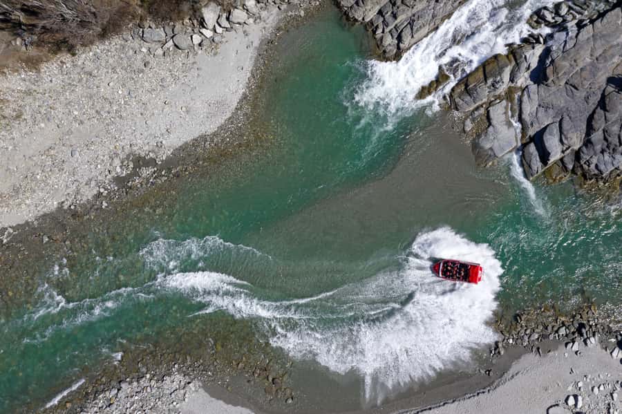 Queenstown: Shotover River Extreme Jet Boat Experience - Getting the best seat and enjoying the spins without panicking